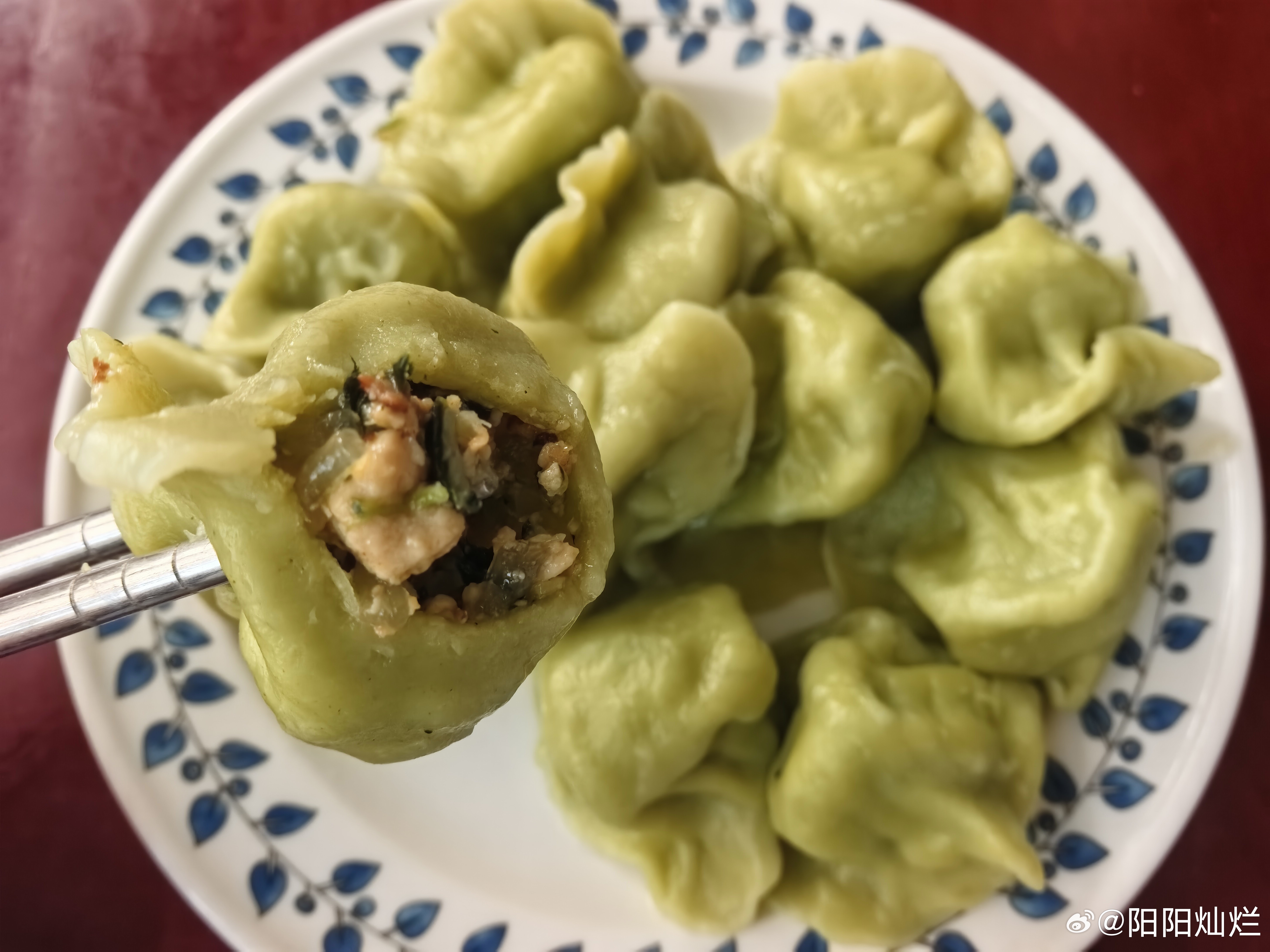 #灿烂煮艺[超话]##微博美食热点激励计划##灿烂家早餐# 饺子+饺子汤+葡萄，娘俩的简单早餐，小妞最喜欢的年味饺子，菠菜豆腐粉条馅～谢谢小伙伴们对灿烂的关心，眼睛已经不疼了，每天滴着眼药水舒服很多，妞爹说了手机能不看就不看，多休息。昨天临睡快速串了个门～没有逛到的亲们耐心等待[偷笑]
早安， ​