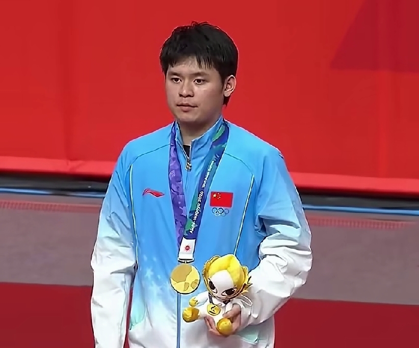 从低谷到巅峰！
林诗栋4‑0拿下男单冠军，
亚运三冠王到手

名古屋亚运会男单决赛，
林诗栋4‑0战胜王楚钦获得男单金牌。
可男单颁奖台上，
手握金牌的林诗栋脸上无一丝笑容，
看着着实令人心疼！

本届亚运会他一人包揽四项：
男团、男单、男双、混双。
仅仅输掉的一场比赛，
就是男团对阵16岁泰国小将