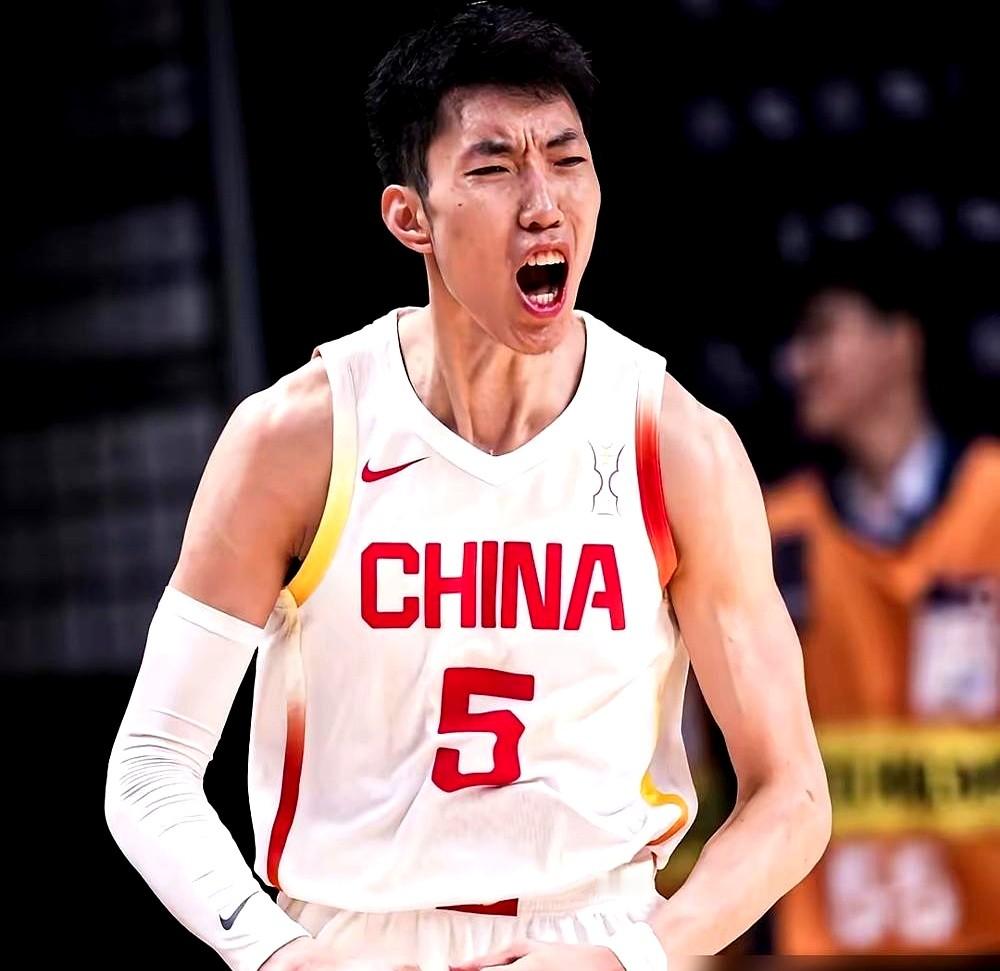 中国男篮14人出征卡塔尔，名单里竟然塞了整整7个后卫！

这套阵容平均年龄也就25岁左右，主打一个年轻化。贺希宁、赵继伟、程帅澎、廖三宁、庞峥麟、李悦洲、胡明轩全在列，后场直接挤满。

赵继伟作为老队长，膝盖积液老毛病又犯了。打卡塔尔首发上了10分钟，拿了2分3助攻，后面只能下场休息养伤。

周琦因