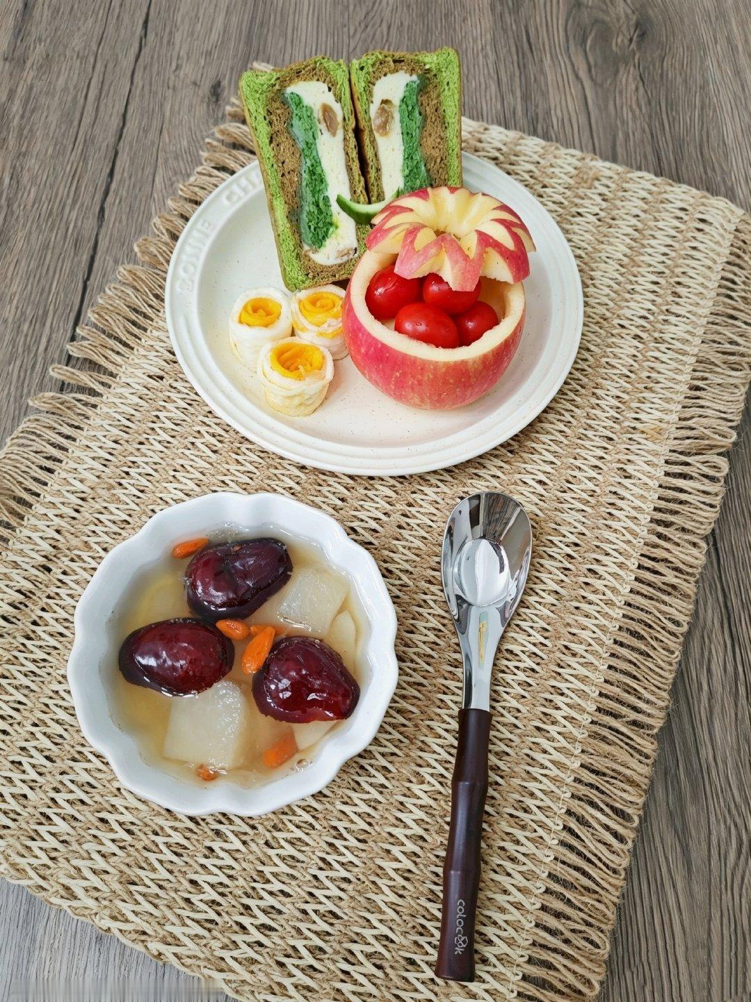 不得不说  我是有一点童心的  
面包也有表情包 

#跟小布一起晒早餐#  ​