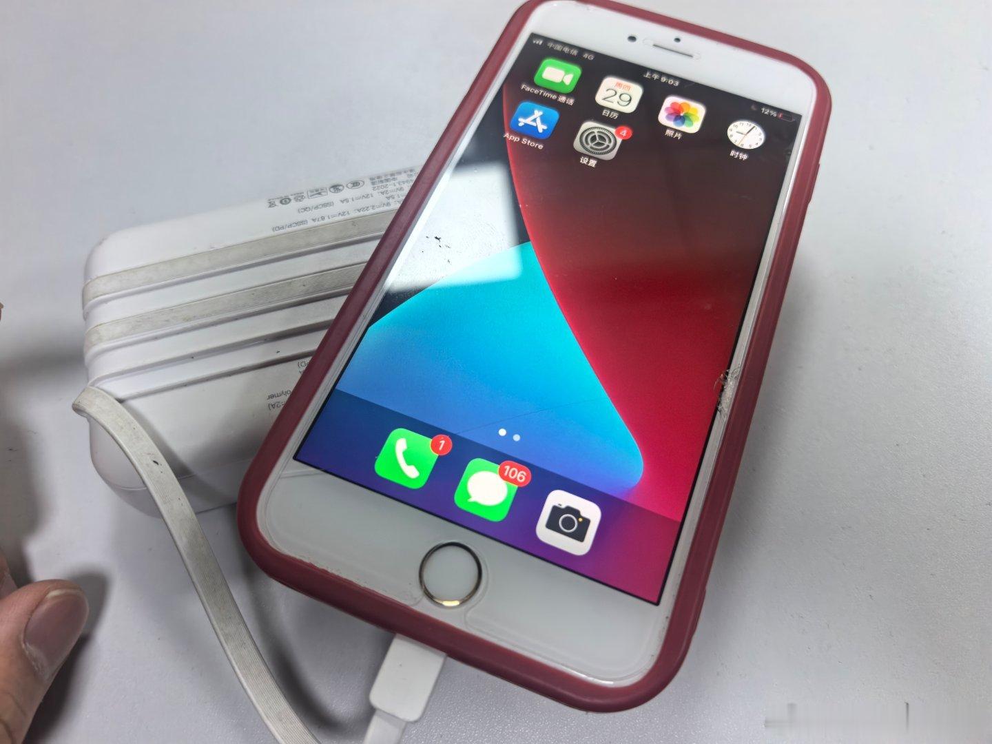 我老婆的 iPhone 6
到现在还是我的备用机
这台机器可以不装其他的app
但是一定要接老婆的情话
当这部想机响起，除非我是在上课
否则
就死定了
各种意义上 ​