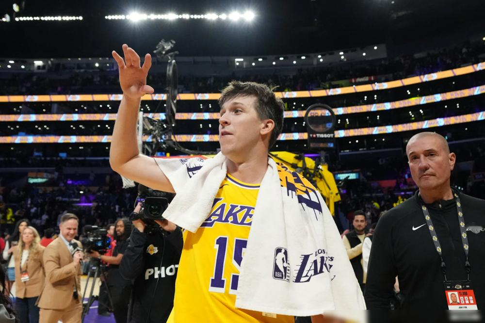 一个已经一对一对抗，玩命想在G5赌一把。另一个，飞到西班牙打完针，回来...