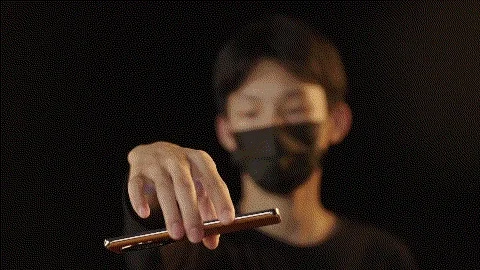 荣耀发布会现场摔了10台手机