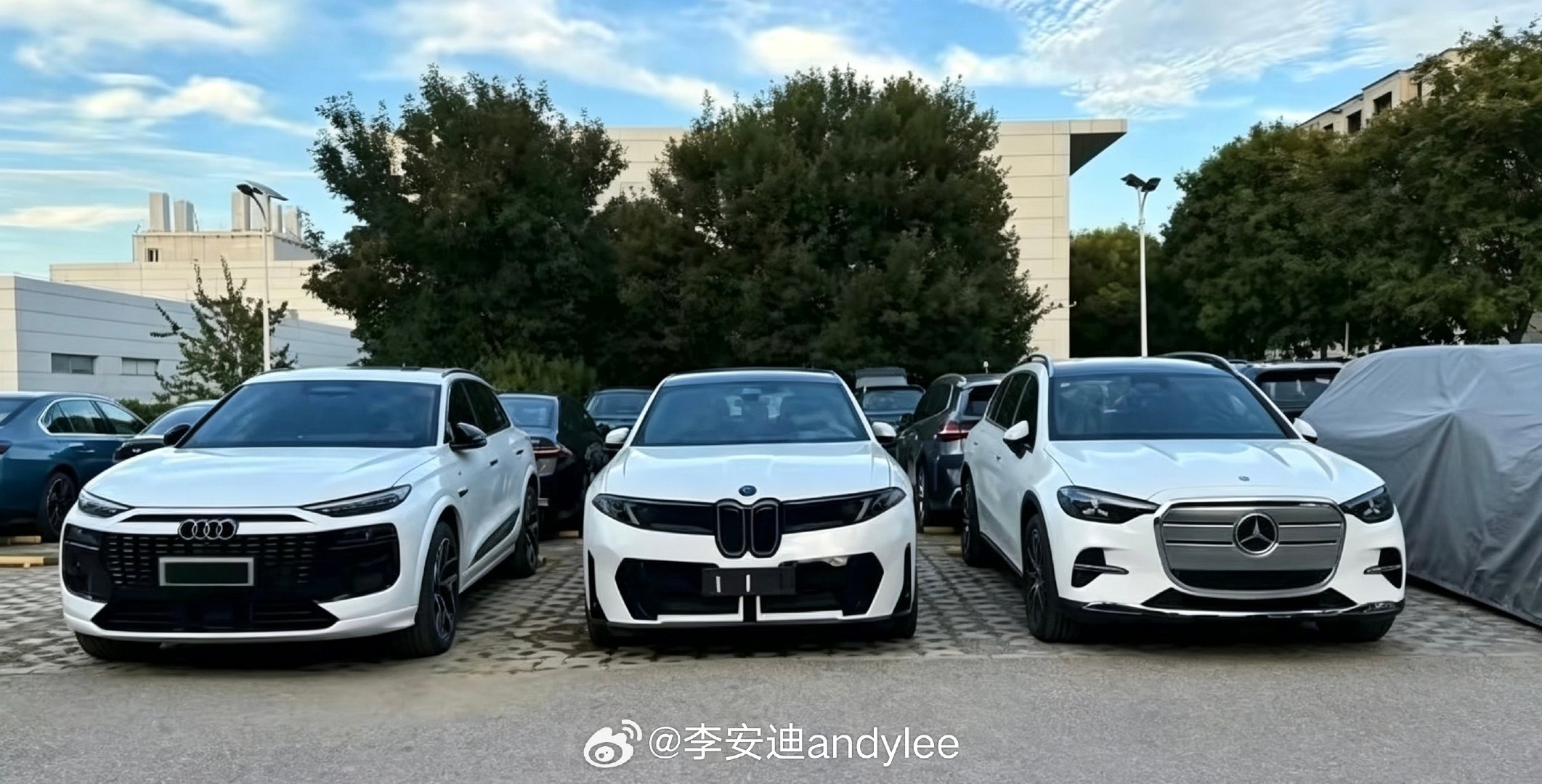 BBA新一代电车，怎么说呢，有一种被打蒙了的感觉[允悲][允悲]
但是从客观的角度来讲的话，宝马的这个颜色确实一言难尽，其他颜色好像还行 ​