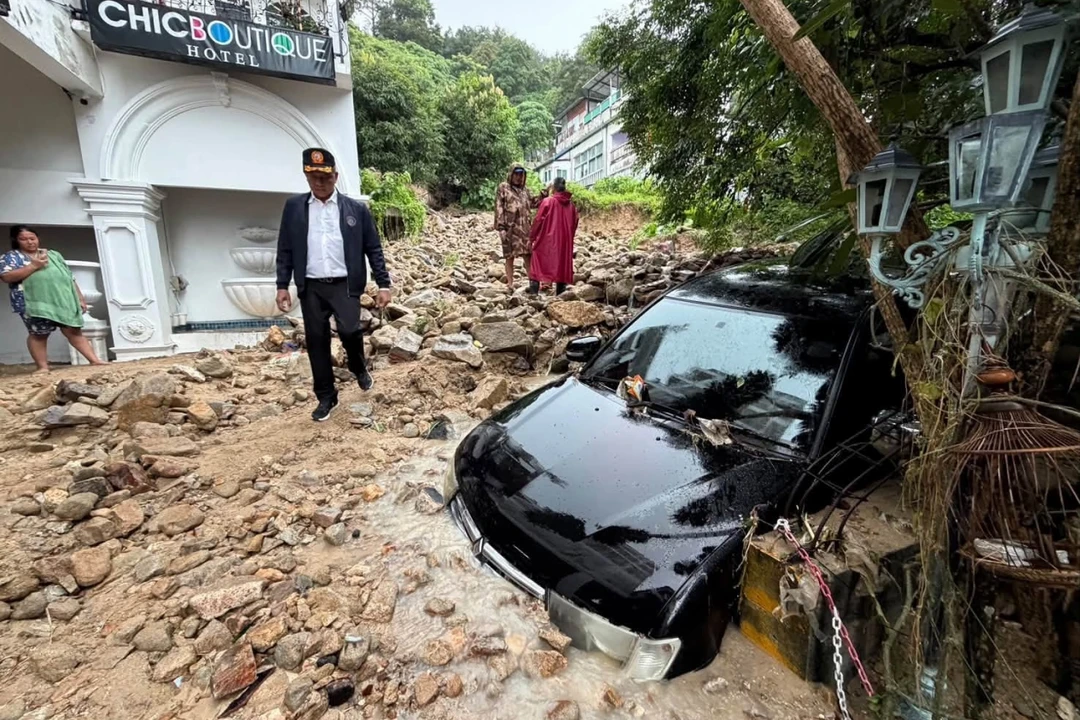 泰国普吉岛遭遇强降雨，多地爆发山洪