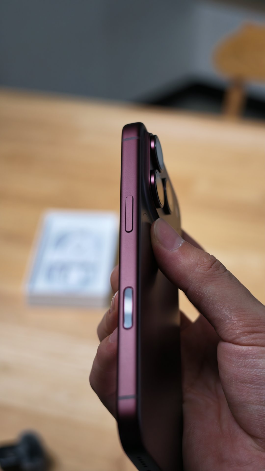 酒红色的iPhone  18Pro还挺高级

#iPhone18换一万斤粮食# ​