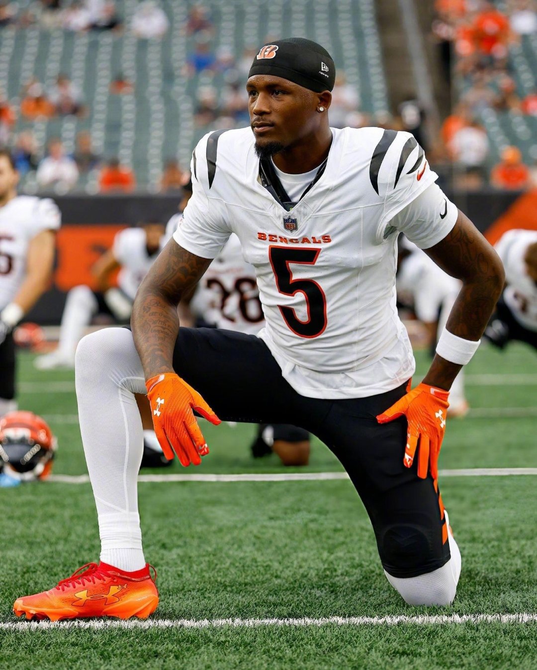 #SoleWatch[超话]# Under Armour再签橄榄球🏈新星 - Tee Higgins ，这小伙儿让你想起了年轻时候的谁？ 
#库克承认是看华为等厂家出折叠机才出的# ​