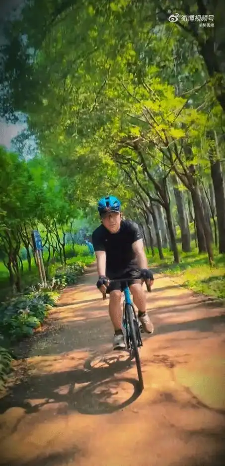 影帝转场进医院？52岁黄渤家门口骑车摔成锁骨骨折，走廊一曲《领悟》唱哭全网

谁能想到，银幕上无所不能的影帝，竟然也有狼狈到需要戴呼吸面罩、被贴上“跌倒坠床高危”标签的一天？9月3日，52岁的黄渤亲自下场“自曝”，一段住院视频瞬间引爆全网，也让无数粉丝揪紧了心。

事情起因竟是一次再寻常不过的骑行。