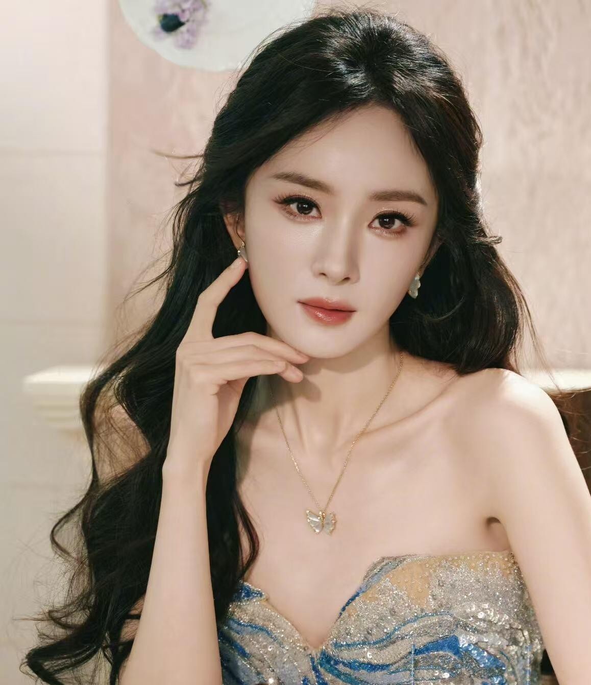 杨幂离婚八年，女儿抚养权归刘恺威，她一个人住在北京，没再公开过恋情。小糯米在香港读书，学费和课外开销由杨幂承担，刘恺威则负责日常接送和陪伴。一个出钱，一个出力，分工其实比外人想的清楚。很多人一看“抚养权不在妈手里”就替她委屈，觉得她孤零零的。可换个角度想，当年她正处在事业最紧的阶段，硬把孩子拽到北京