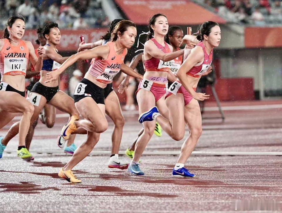 #中国女子百米接力夺金#名古屋亚运会女子4×100米接力决赛落下帷幕，由梁小静、刘国怡、刘峡君、陈妤颉组成的中国女队跑出42秒96，成功卫冕亚运金牌，泰国、日本分列二三名。
 
决赛赛场下起雨，跑道湿滑，交接棒容错率大幅降低，非常考验队伍配合。中国队四棒衔接流畅，没有出现失误。梁小静、刘国怡、 ​