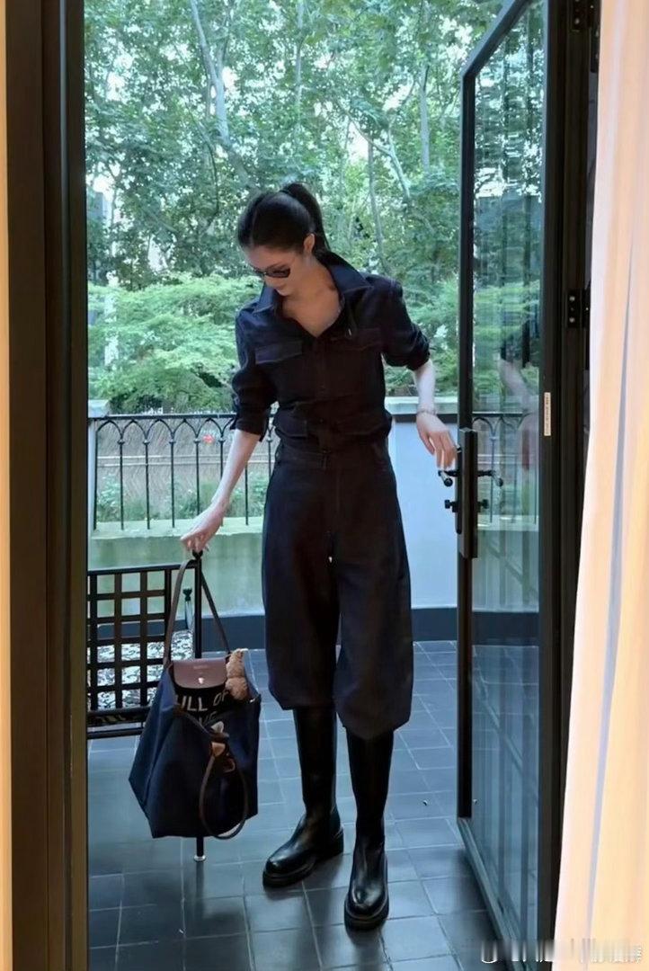 何穗与陈伟霆带娃外出“美得发光”！三套私服穿搭“漏肤”也高级 ​