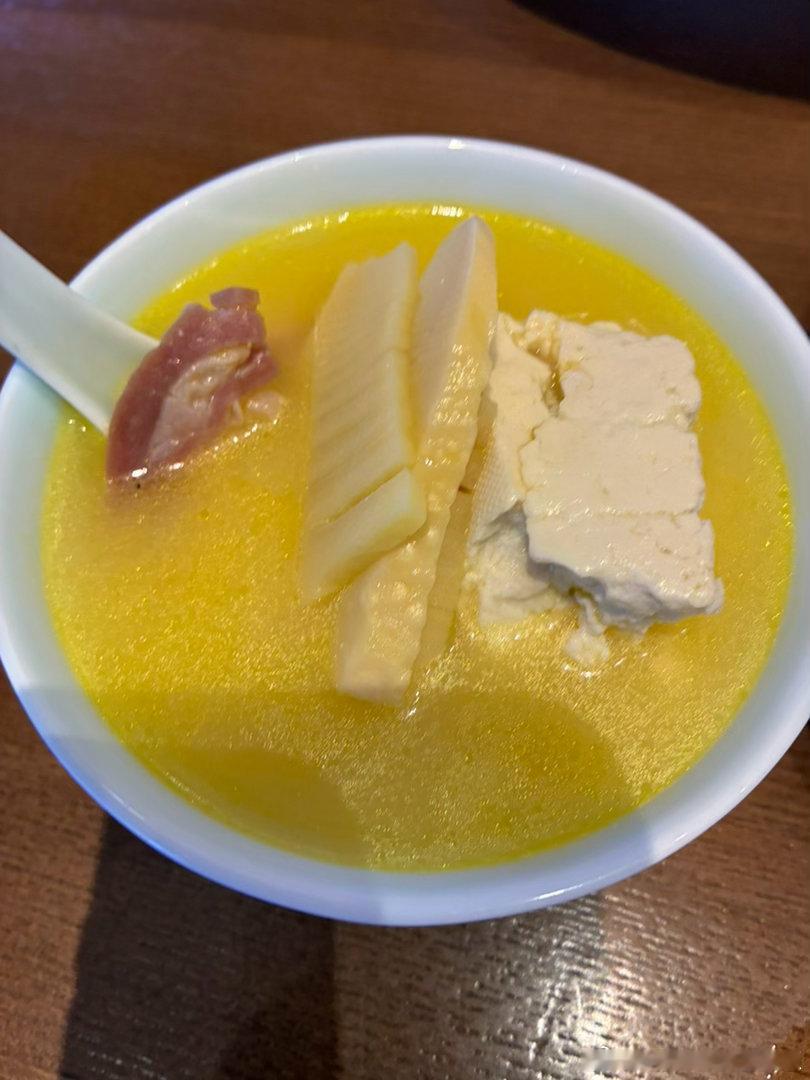今天和亲爱的一起吃饭啦 哈哈哈亲爱的说我总是吃塑料袋（其实是漂亮饭，因为有好多预制菜）
不得不说在吃这方面他比我强太多，都特别特别好吃 奈何我实在吃不下了，只有虾球是我点的
下楼的时候买了双鞋送给我 其实我对这个不太感兴趣哈哈 颜色是他选的[馋嘴] ​