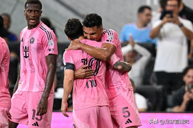 9月17日美墨冠军杯迈阿密2-0蓝十字，第24分钟苏牙右路传中、梅西后点跃起头球破门，顺手把迈阿密生涯凑到100球；第81分钟梅西左侧角球一兜，卡塞米罗小禁区中路甩头再进，2-0收工。 老球迷看完直拍大腿：这“梅卡连线”现在熟得离谱，胖虎怕是真被梅西喂服了。

1）万万没想到，卡塞米罗从“锁梅西的人