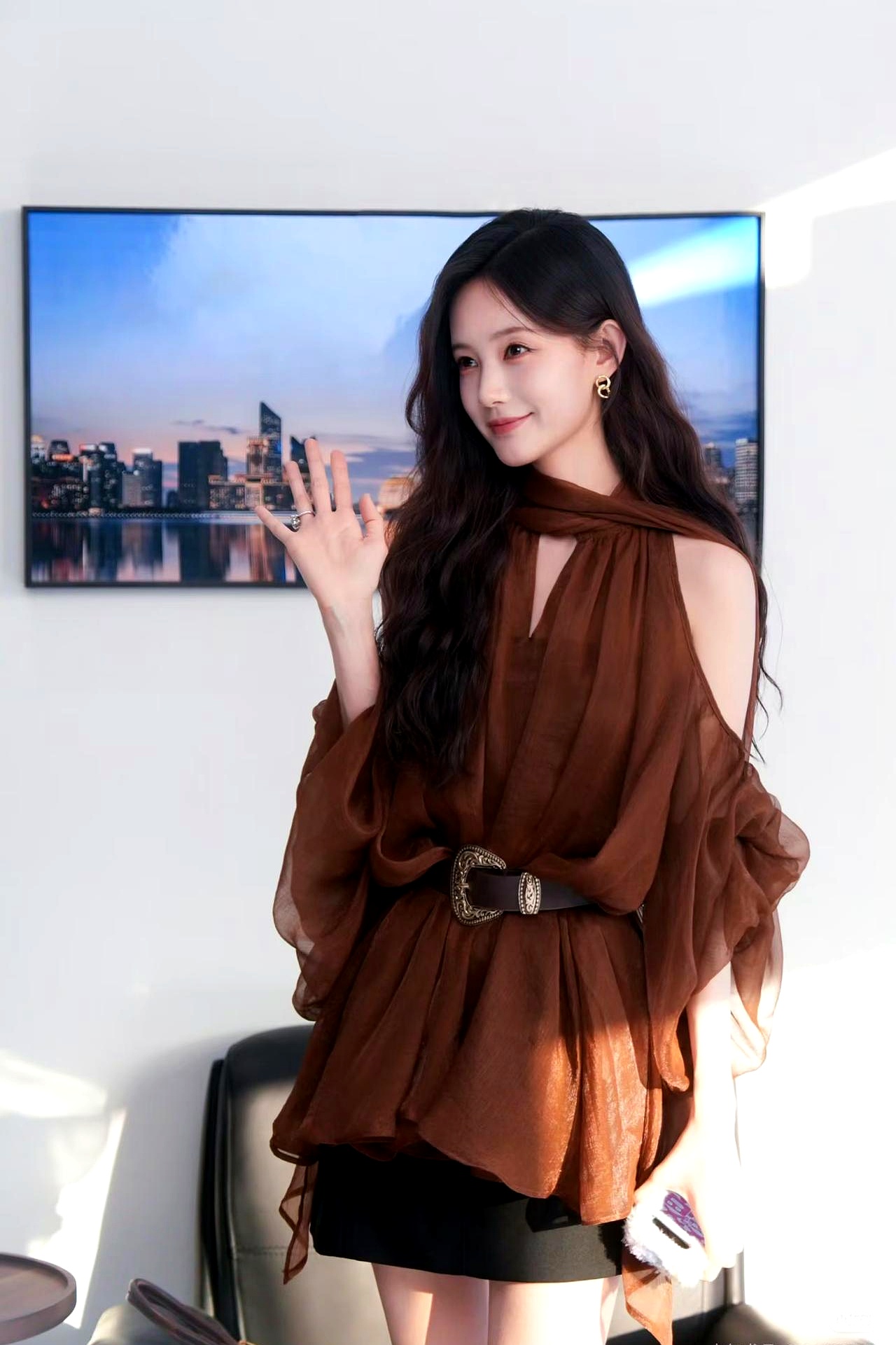 谁能想到大明星李一桐私下里是个正宗的“大馋丫头”呢
 

看大冰直播时偶然刷到这一幕，一个粉丝连线诉说苦恼，结果顺藤摸瓜爆出大料
 

原来这姑娘就是大冰书里常提到的妮子，俩人不仅是地道的山东老乡，还是大冰看着长大的
 

深夜在广州两点多还不睡觉，专门跑去问大冰当地有什么好吃的
 

结果被大冰在