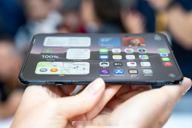 【#iPhoneDuo支持手写笔被指违背祖训#】#分析师称iPhoneDuo只是跟风#iPhone Duo采用书本式折叠设计，展开后拥有7.6英寸内屏，这也是iPhone史上尺寸最大的屏幕，折叠状态下则是一块5.4英寸外屏，能够轻松实现单手操控；两块屏幕均为Super Retina XDR材质，保持一致的显示比例，支持ProMotion自适应刷新 ​