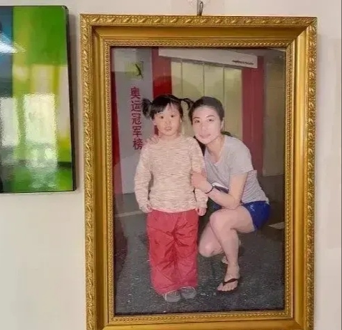 奥运冠军张家齐妈妈录节目回家发烧两天，母女对话却让人心酸。
张家齐妈妈在综艺录制结束之后，回家连着发烧两天，她主动给女儿发消息，诉说自己身体不舒服，心里期待能收获几句暖心的安慰。可张家齐的回复十分简短，告诉妈妈就当全身细胞换一遍。妈妈当场坦言，自己只是想从女儿这里得到一点情绪安抚，这样理性的回答，让