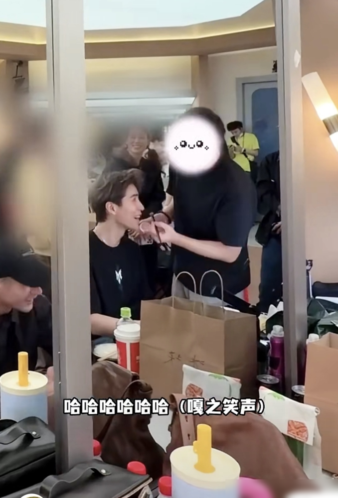 颜安说米卡晚上在床上教会了他唱《撒盐》。阿云嘎在旁边直接笑到失控，根本停不下来。
颜安立马慌了，补了一句：他在他的床，我在我的床。结果阿云嘎听完笑得更凶，整个人往后仰。
这段视频一出来，弹幕全是哈哈哈哈哈哈，根本没人听歌了。谁还管《撒盐》到底唱没唱好，全在嗑这仨人的宿舍日常。
网友管他们叫卡颜