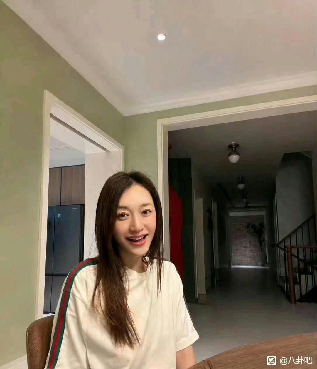 李小冉离婚后首晒新家：
300㎡复式里，一个人吃饭的餐桌特别安静 ​