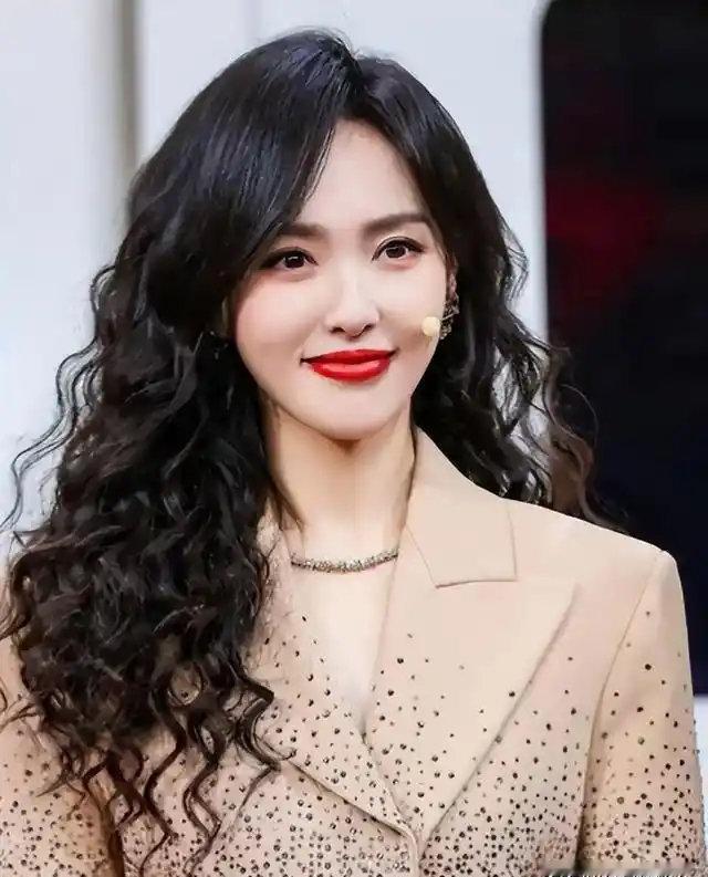罗晋大概也没猜到，8月还没过完，妻子唐嫣不声不响干了件大事，又给他长脸了 ​