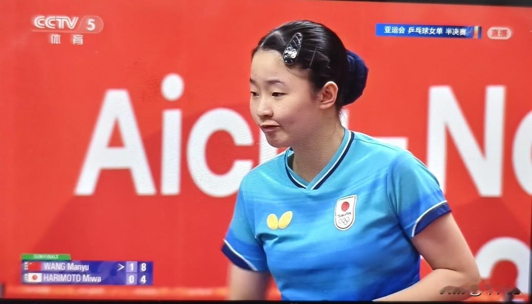 张本美和简直太无奈了！在亚运会女子单打半决赛张本美和VS王曼昱的比赛中，先丢一局的张本美和，在第二局比赛中，1:6和4:8落后。连续两局比赛都被王曼昱将比分拉开，难怪张本美和会显得很无奈。