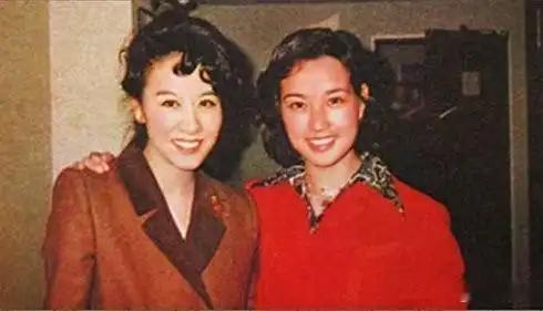 经典珍藏一一80年代的中国电影是新时期的崛起走向辉煌，家喻户晓的劉曉慶在电影表演艺术上不断在银幕上塑选了众多性格各异的角色，成为演技多面派的性格演员，得到观众的喜爱和认可。欣赏她在银幕外的靓影[酷][酷][酷][鲜花][鲜花][鲜花]#刘晓庆[超话]# ​