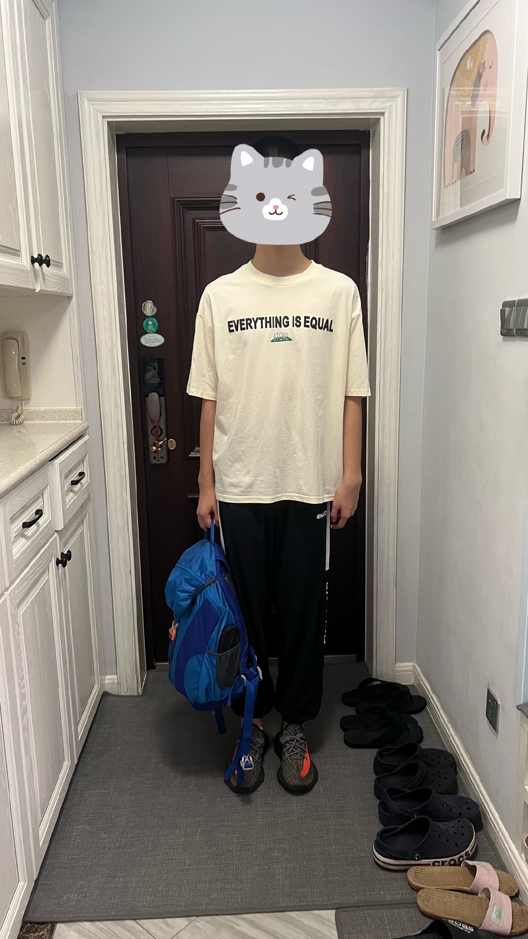 凯恩上学去了，学校三天夏令营，能提前熟悉一下新环境和新同学[嘻嘻]
穿上了新衣服，他自己挑的。 ​
