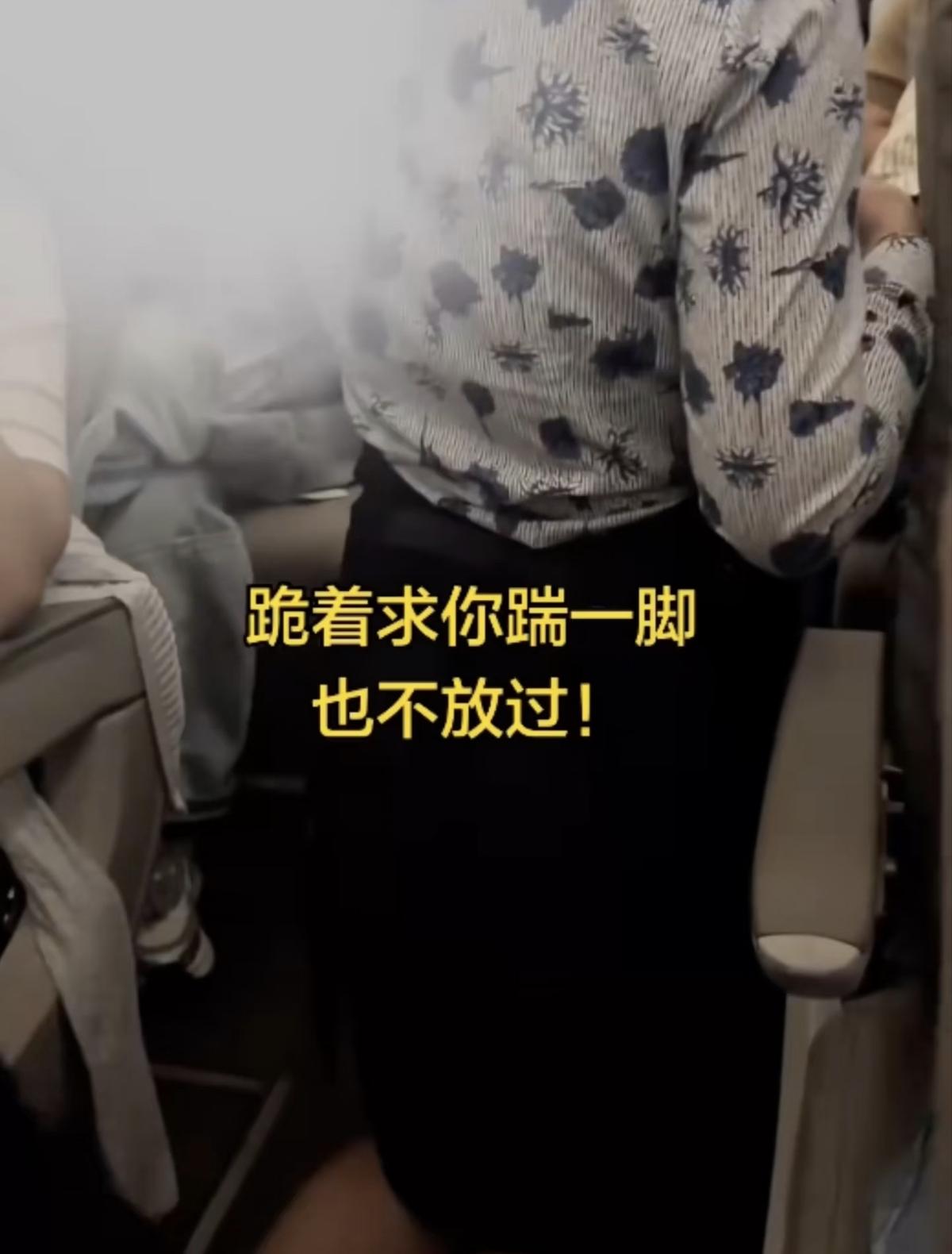 空乘下跪事件，东航终于不再和稀泥，而是采取强硬措施，让无数网友松了口气！

事情出在9月28日的MU6741航班上。乘务员推餐车时轻轻碰到了旅客欧某某的手肘，当场一再道歉，对方却在客舱里破口大骂，还有威胁、脚踢的动作。10月3日东航发通报：已向公安机关报案，机上录音视频都已固定；同时按自家旅客管理规