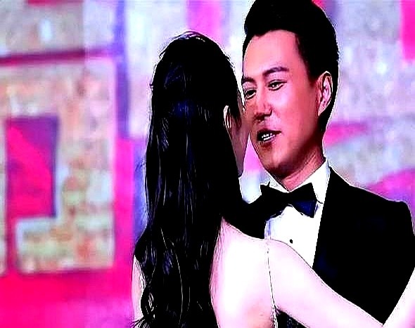 “你是来演戏的还是来挡镜头的？”《伪装者》片场这一嗓子，让宋轶眼泪直打转。

拿手帕遮脸的戏卡了十几遍。胡歌走过去，拿过手帕折了两下塞给她：“捏着角，别挡眼睛。”

就这一句，一条过，成了全剧最出圈的镜头。

如今宋轶特出《豹隐南山》搭档龚俊叶祖新，路透状态极度松弛，拍《海之上》甚至专门跑去学开叉车