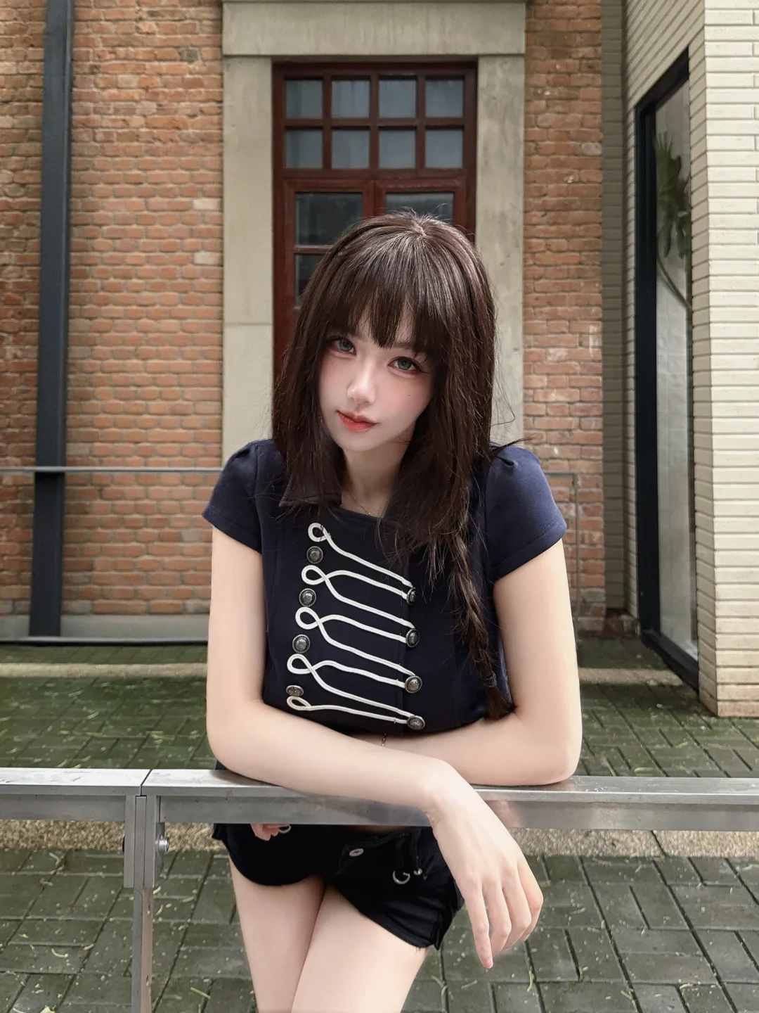 (盯…)