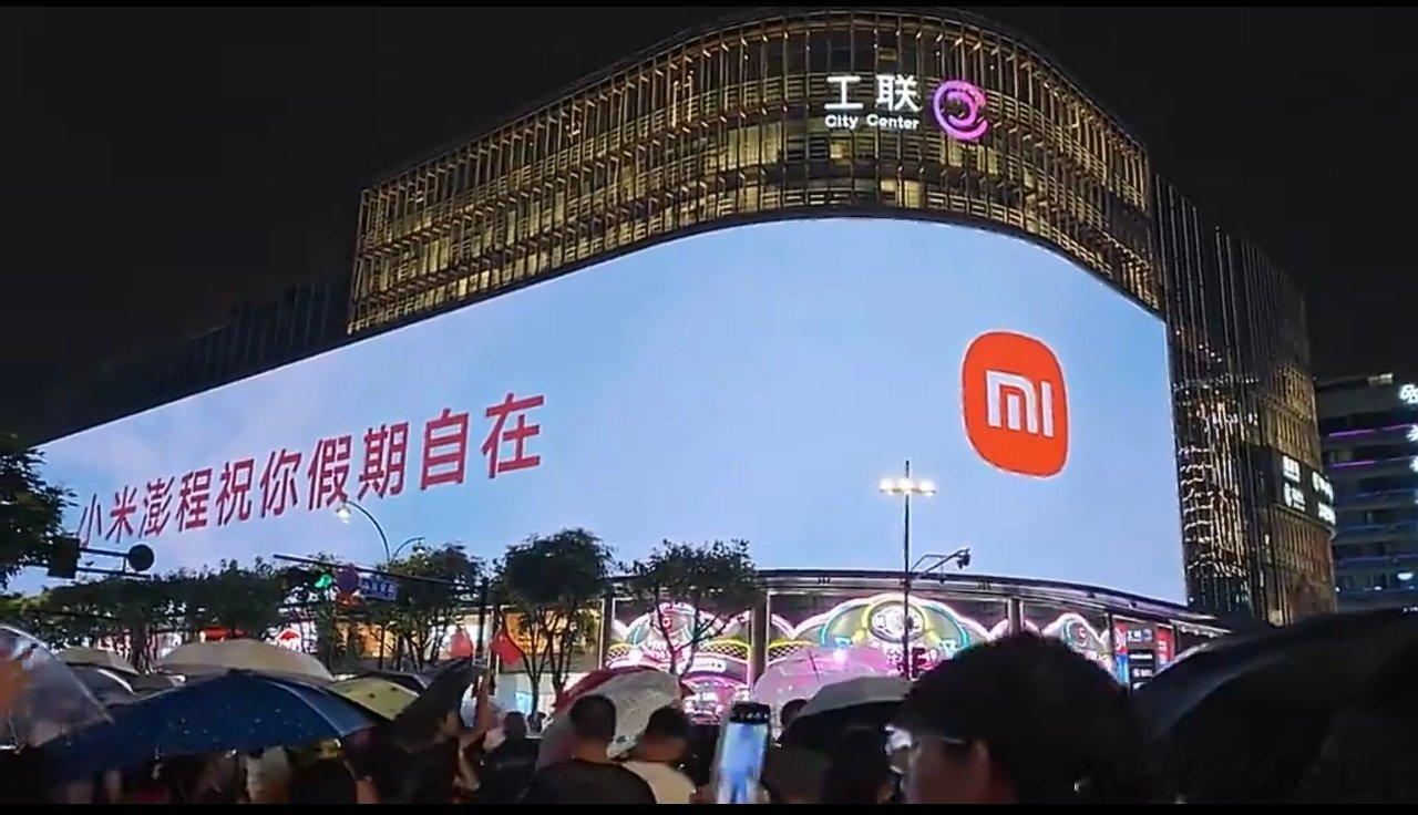 雷军是会玩营销的，不硬卖车，而是送祝福，甚至那么大的空白，连车都不放，比友商高了好几个档次。不出意外，又要有人出来借了[污][污][污] ​
