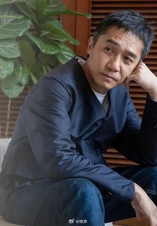 梁朝伟状态为什么这么差？好多褶，同年龄段的刘德华刘青云周星驰吴镇宇都没这样 ​