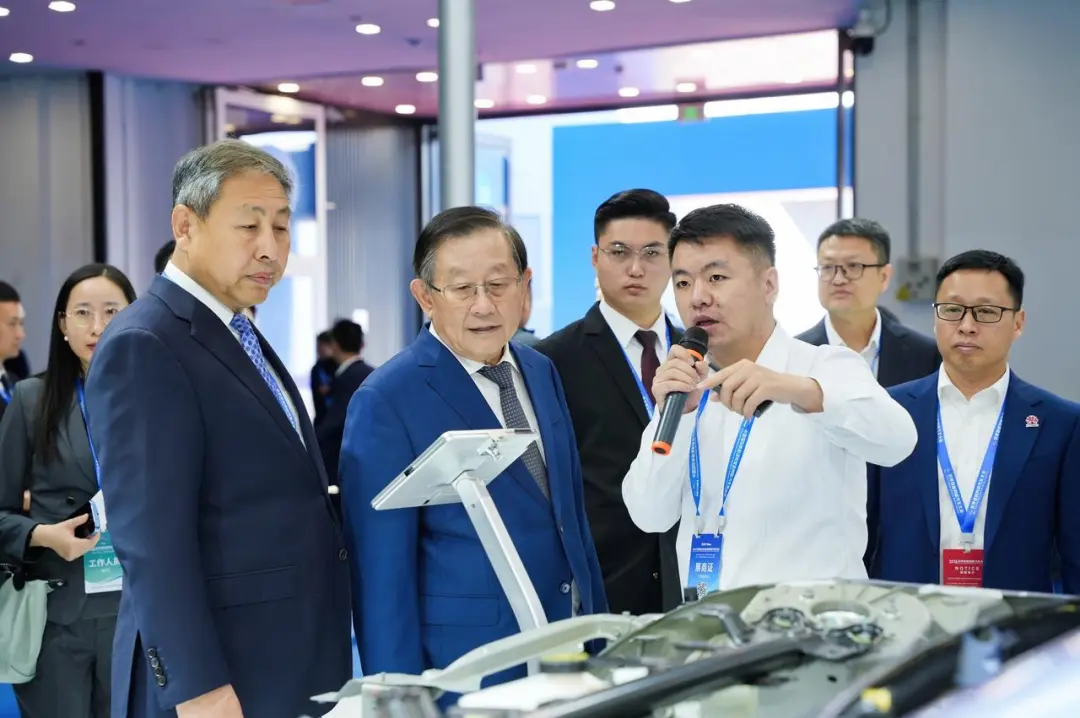 中科协主席万钢参观引望展台，启境GT7站C位