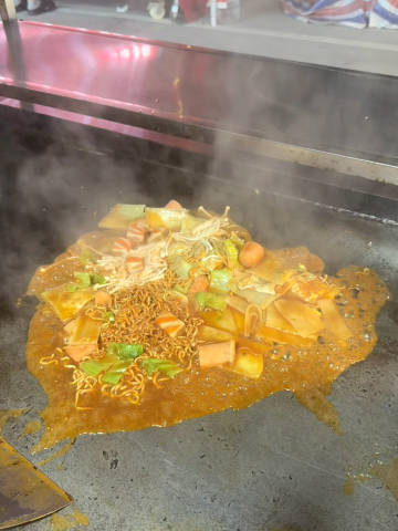 海宁洛溪夜市 秘制浓汤浇汁烤冷面软嫩爆汁<br />今日快乐：一碗热乎...