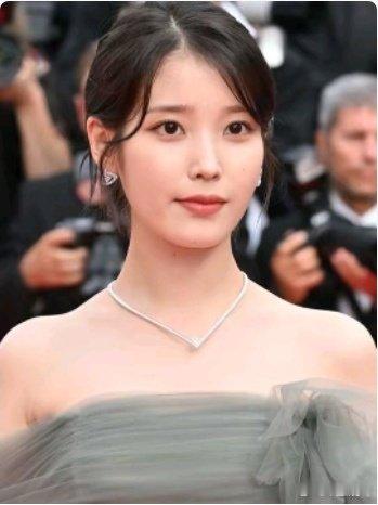 韩剧：（掮客）高清4K
主演：宋康昊/姜栋元/裴斗娜/李知恩/李珠英
夸克： ​