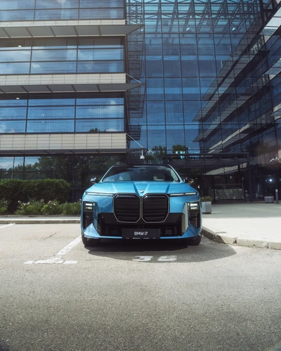 Bmw 蓝色，但设计使已与众不同。