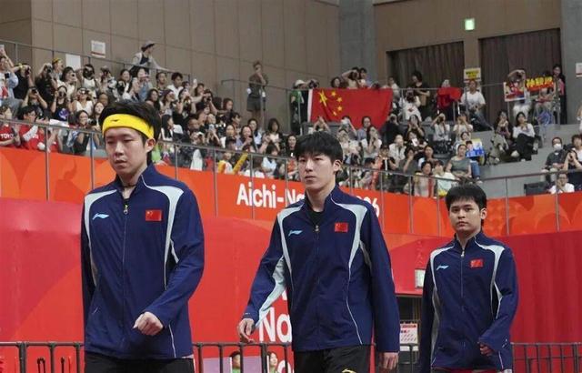 9月24日，名古屋亚运会乒乓球男团决赛，由王楚钦、林诗栋、温瑞博组成的中国队2比3不敌日本队，终结亚运会男团8连冠，日本队时隔60年再度夺得该项目金牌，这场失利集中暴露出中国男乒积累多时的各类深层次问题。

说句实话，输球不可怕，可怕的是输球的方式。五盘打满，两度领先被追平，决胜盘顶不住，这不是临场