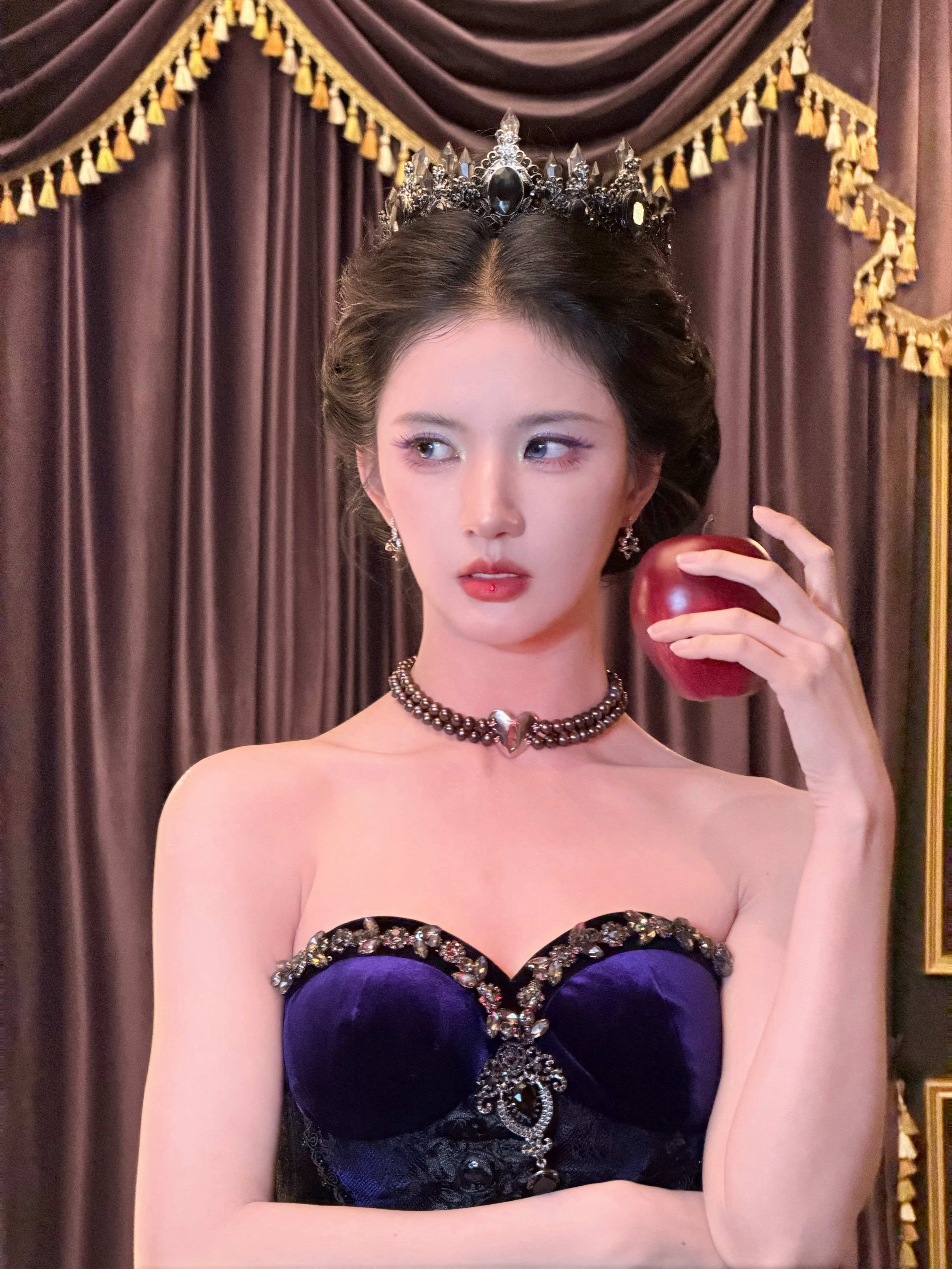 #刘些宁[超话]# 🪞#记宁手册#

毒皇后的心动体验日+1，想吃苹果吗😈 ​