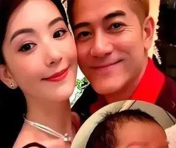 郭富城不再要孩子了
不是因为不喜欢，也不是因为不行
是他心里看的很透彻，从他给三个女儿取的名字就能看出他满满的爱，大女儿咏希，二女儿咏萱，三女儿咏心，都很有寓意的。
郭富城和方媛结婚本来就是老夫少妻的组合，从日常琐碎能看得出来，他对方媛很宠爱。两人也一直很恩爱，不然也不会直接生到三胎了呢。
好多人都