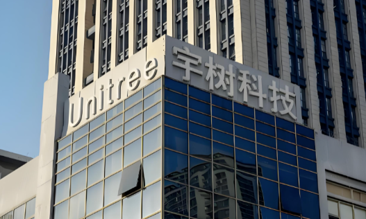 人形机器人第一股，内部却传出报销超 100 元要创始人把关？网友：比我抠门。
刚登陆科创板、被称人形机器人第一股的宇树科技，近日因内部管理传闻冲上热搜。有媒体引述员工说法，公司单笔超 100 元报销需创始人王兴兴亲自审批，内部考核重罚轻奖、管理高度集权。
宇树随后回应：网传内容很多不实，切勿当真。但