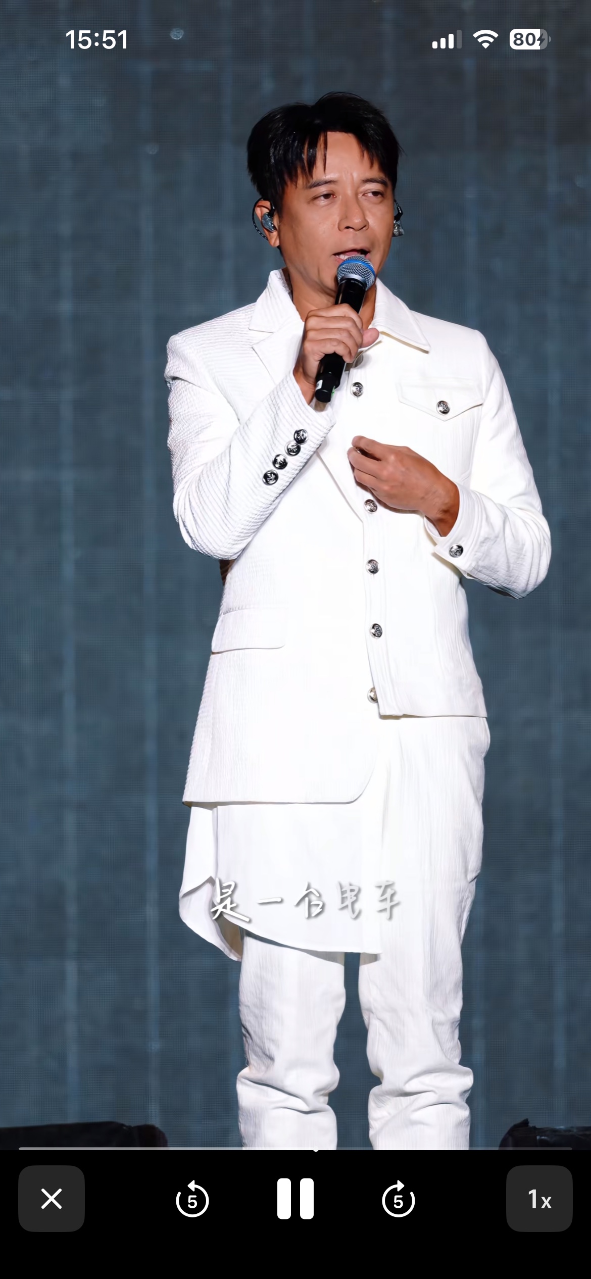 电车真的会全部取代油车吗？我认为不可能
这是要从李克勤包头演唱会迟到说起，本来飞机因为天气原因迫降山西，后来主办方找了一台电车接驳，谁知道电车到中途没电了，导致演唱会迟到了两个小时，李克勤也是敬业，没吃饭就直接上台唱歌。我们假如主办方找的是一台油车，会不会耽误这么长时间呢？所