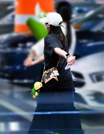 网友成都机场偶遇全红婵，全妹一身黑色穿搭戴着棒球帽，瘦了好多，整个人又活力又帅气