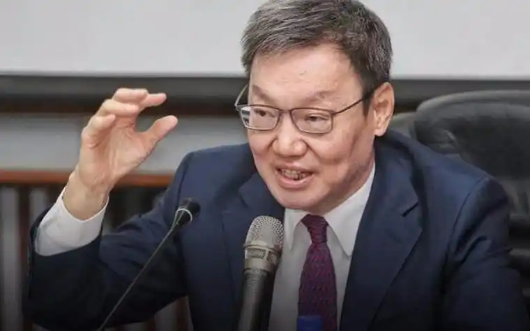9 月 17 日台北一场论坛，一个人站起来说了几句大实话，台下绿营脸都绿了。他叫苏起，马英九时期的 ”国安会” 秘书长，”九二共识” 这四个字就是他造的。他说：台湾已经没有谈判筹码了，叫价的窗口关了；美军无心也无力在台海硬扛；美国内部愿意力保台湾的人，越来越少。一个在大陆、台北、华府都摸过底牌的人，