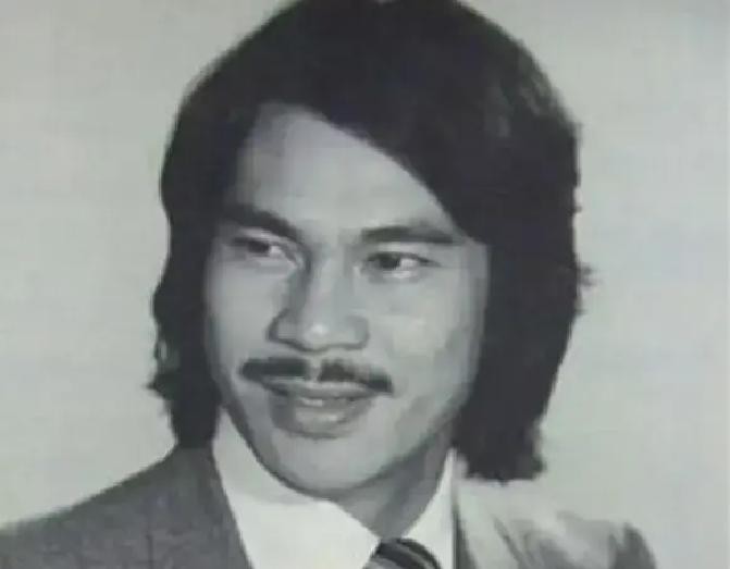 一个月前还在和圈内老友喝茶聊天，人看着格外精神，谁能想到今天一早就传来噩耗，突发脑出血，人说没就没了

这位生于1945年9月24日的邵氏老牌功夫巨星陈观泰，把人生的进度条永远停在了80岁

老一辈的动作影迷听到这个消息，心里大概都很不是滋味

晚年的他带着比自己小30岁的第四任妻子汤利萍，退隐定居