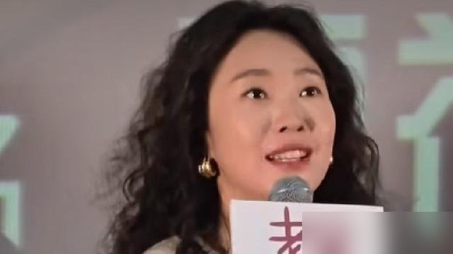 王佳佳爆料拍《老舅》那会儿，郭京飞当面劝她少吃点，原话特逗，“你再吃，镜头里咱俩就不像两口子了，像地主和他家最受宠的厨娘。”结果扭头看他自己，飞天奖红毯一出来，全网都愣了。下颌线锋利得能开快递，西装挂在身上直晃荡，哪还有半点“余欢水”的颓样。就为这，网友给他改名叫“郭京瘦”。记者问是不是被谁刺激了，