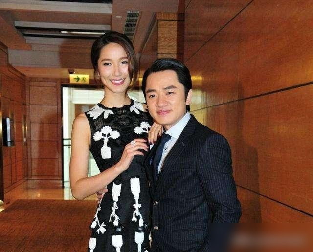 王祖蓝把怀孕老婆骂上热搜，李亚男一句我现在很怕你，把十多年的宠妻人设撕了个干净。
就一个厨具架发霉，他当镜头面碎碎念很久，李亚男挺着二胎肚子站旁边，低声下气认错。观察室里朱丹都听不下去，说这味儿太封建了。他还补了句，女人为了家庭放弃一切就是美，在李亚男身上看到了他妈和他外婆的影子。
李亚男后来回