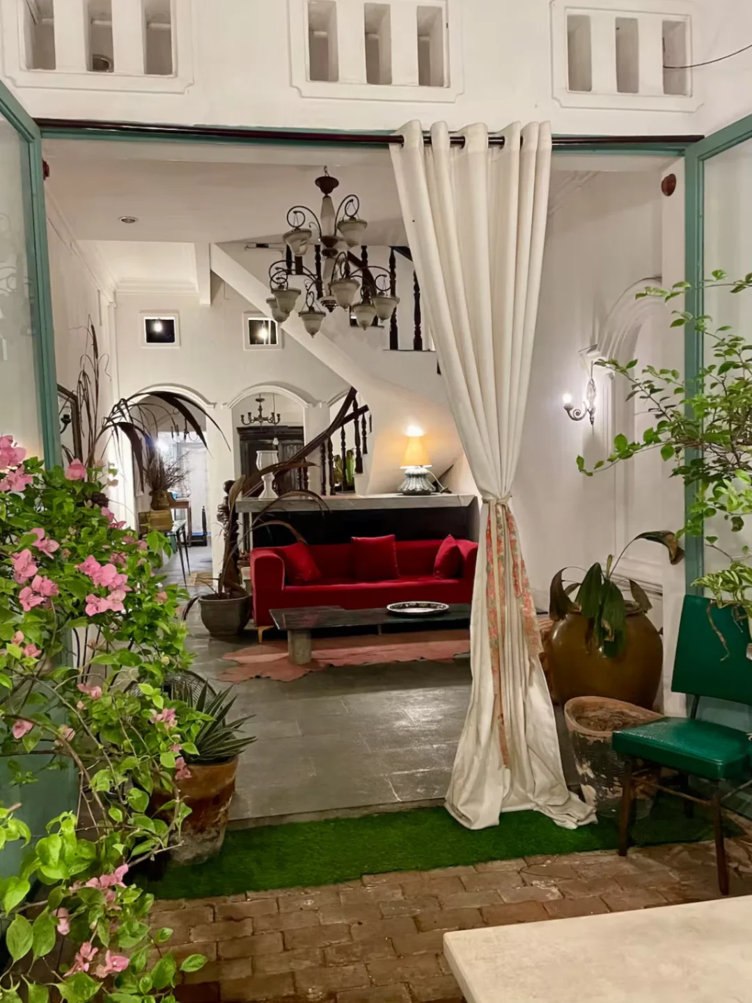 190+r/晚💰在胡志明住进zui酷街区里的民宿