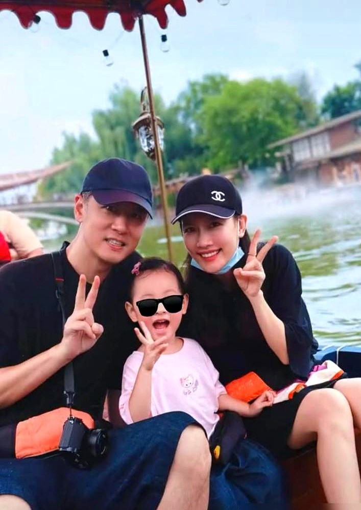 任重和孙骁骁带女儿出游，小姑娘这长相，简直跟爸爸是一个模子刻出来的。

每次明星带娃被拍，大家总爱盯着他们去了哪，行程有多豪华。其实对有娃的家庭来说，目的地根本不重要。重要的是假期里爸爸妈妈都在，两个人把时间留给彼此，一起陪着孩子。长得像爸爸是别人一眼能看到的血缘羁绊，但一家三口实实在在地待在一起，