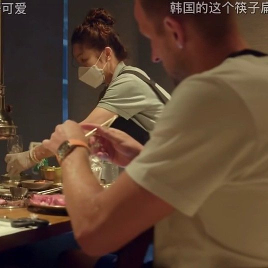 因为凯恩学不会用筷子所以吃韩餐中餐都是孙敏一口一口亲手喂的（在造谣 ​