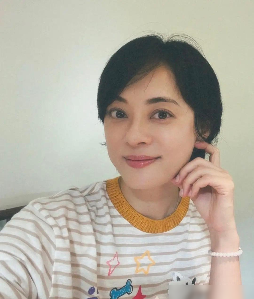 孙俪晒44岁生日照，她亲手为邓超冲咖啡喝，家里有咖啡机，厨房餐厅特别宽敞，装修是原木风十分有质感。

这几个细节里，房子宽不宽敞我没怎么在意，让我在意的是生日这天，她还亲手给邓超冲咖啡。生日容易让人关注收到了什么，这个举动却让人看到，给身边的人做点小事，也可以是生活里很自然的一部分。

宽敞的厨房餐