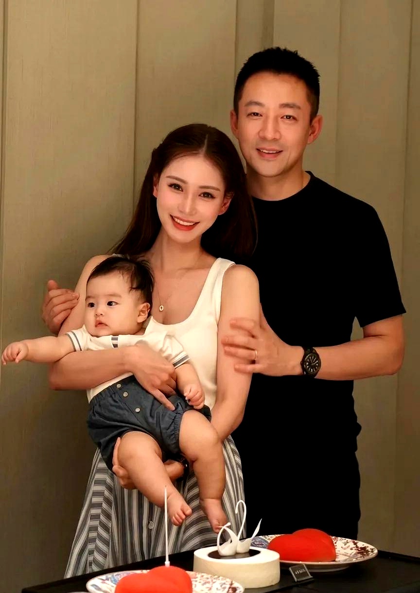 大S怎么也没想到，曾经看不起的医美人员马筱梅，如今把她的儿女哄得服服帖帖，甚至直接喊妈。
 

一个半路接盘的女人，没大S的明星光环，却硬凭着周全的段位在汪家站稳了脚跟。
 

镜头前受了委屈能把情绪藏得滴水不漏，转头就跟着汪小菲直播带货，自己赚钱自己花，把日子过得风生水起。
 

成年人的世界里，